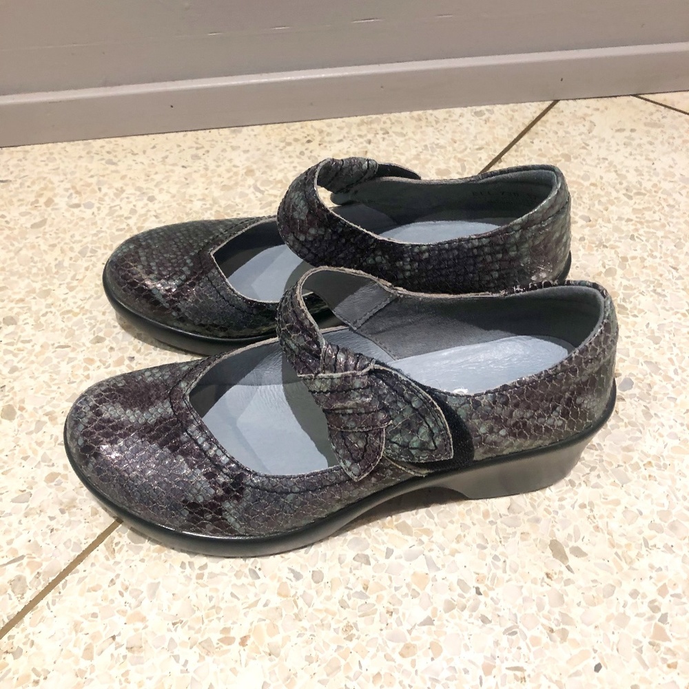 Alegria Ella Mary Jane Onyx Snake Size 7